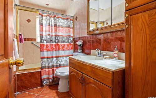 2300 Baylis Ave, Floral Park NY  11003-2807 exterior