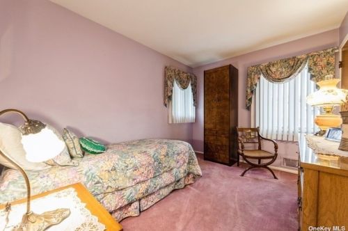 76 Shelbourne Ln, New Hyde Park NY  11040-1044 exterior