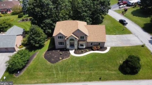 203 Sunset Cir, Red Lion, PA 17356-9691