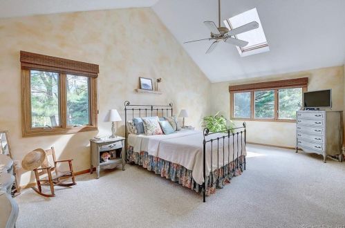 74 Buckingham Dr, Glastonbury CT  06033-2733 exterior