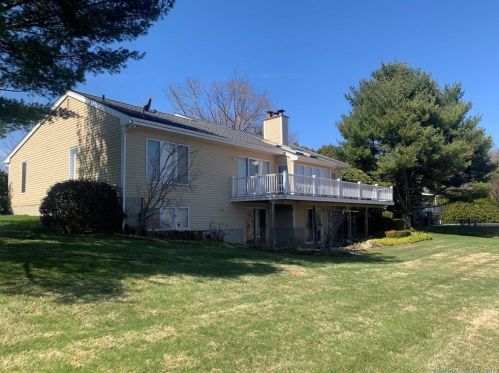 52 Twin Lakes Dr, Waterford, CT 06385-4112