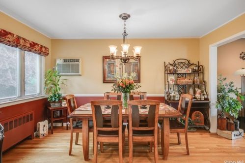 7 Parkview Cir, Bethpage NY  11714-2309 exterior