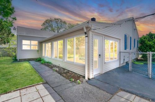 11 Bristol Rd, Windsor Locks CT  06096-2009 exterior