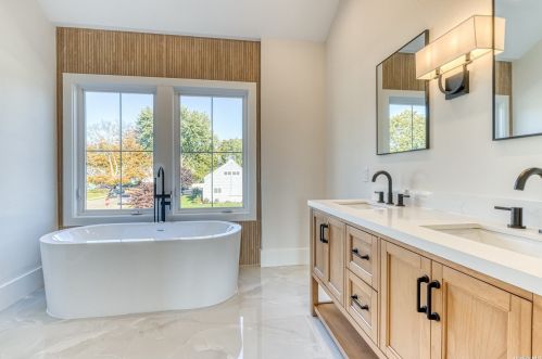 2 Hedge Ln, Westbury NY  11590-6523 exterior