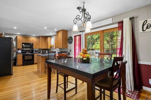 102 Kelly Rd, Wapping CT 06074-3119 exterior