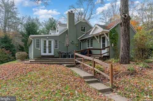 1620 Hemlock Ln, Water Gap, PA 17018-9391