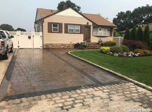 149 Jervis Ave, Copiague, NY 11726-5032
