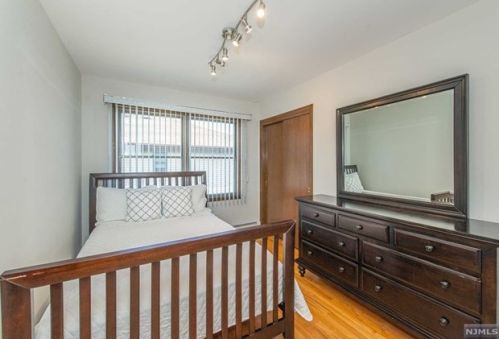 43 Elmhurst St, Elmwood Park NJ  07407-1320 exterior