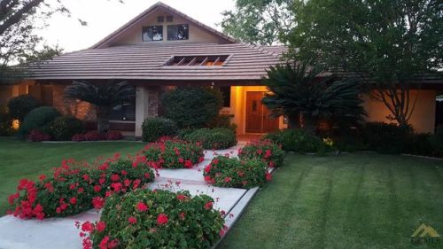 295 Oak Ct, Bakersfield, CA 93263-2425