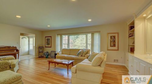 8 Amanda Ct, East Brunswick, NJ 08816-3525