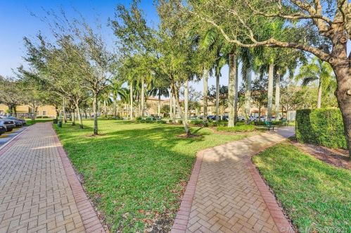 460 147 Ave, Hollywood FL 33027-6104 exterior