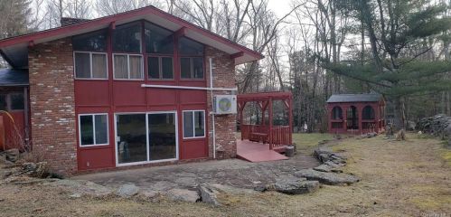 17 Sunset Dr, Monticello, NY 12701-4515