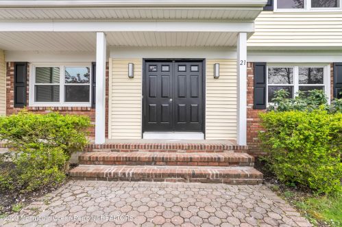 21 Kenneth Dr, Tinton Falls NJ  07712-2824 exterior