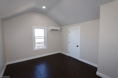 1045 Hunterdon St, Newark NJ  07112-2412 exterior