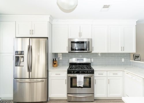 28 Homestead Ln, Lincoln Park NJ  07035-2033 exterior