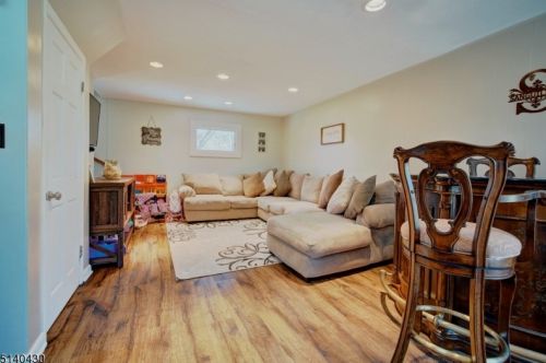 1 Pinewood Ct, Flemington NJ 08822-4909 exterior