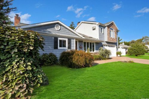 41 Abbott Pl, Bayshore, NY 11706-7540