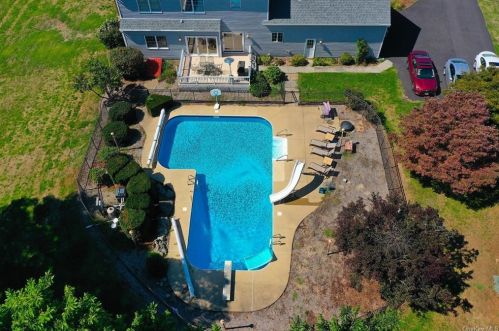 8 Menayas Ct, Washingtonville NY  10992-2032 exterior