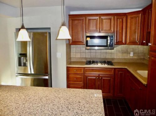 213 Cricket Ln, Woodbridge NJ  07095-1513 exterior