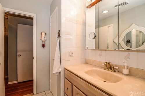 19 Herold Pl, Metuchen NJ  08840-2603 exterior