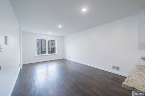 69 13 St, Newark NJ 07107-1108 exterior