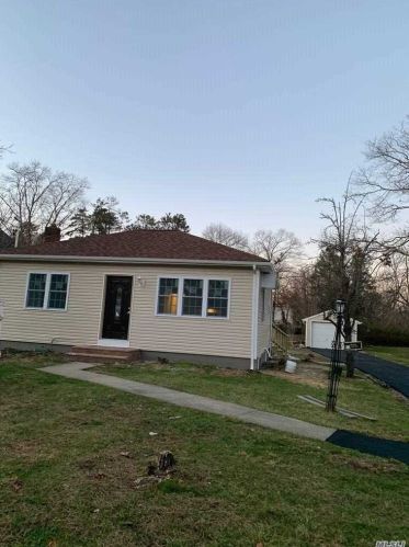 53 Babylon St, Islip Terrace, NY 11752-1001
