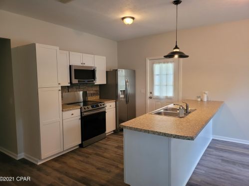 1064 White Ave, Graceville, FL 32440-1823