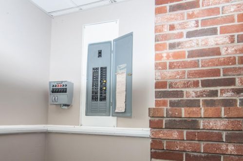 13 Harvey Rd, Londonderry NH  03053-7412 exterior