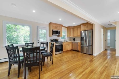 215 Hiawatha Blvd, Oakland NJ  07436-3619 exterior