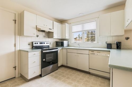 124 Hilltop Pl, New London NH  03257-5412 exterior