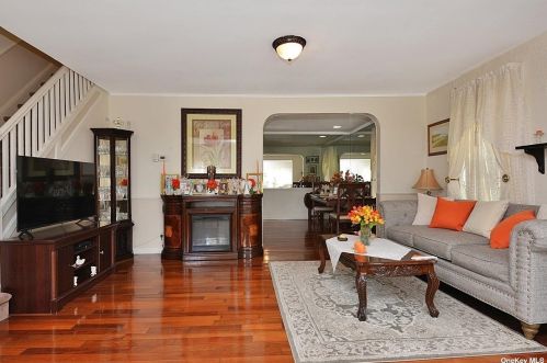 90-23 215th St, Jamaica, NY 11428-1036