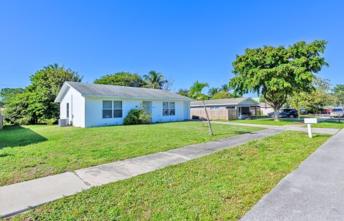 228 9th Ave, Delray Beach FL  33444-2756 exterior
