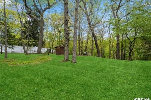 48 Maple Cir, Northport, NY 11768-1807