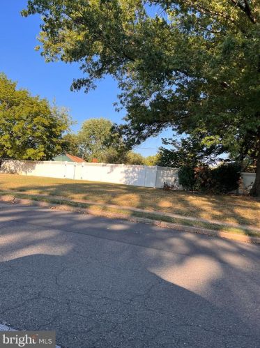 1030 Wayfield Dr, Norristown, PA 19403-3633