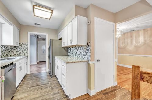 21 Lake Rd, Woodbury CT  06798-2326 exterior