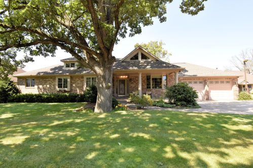 406 Riverwood Ct, Watertown, WI 53094-5138