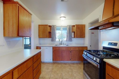6721 Whitsett Dr, North Highlands, CA 95660-3831