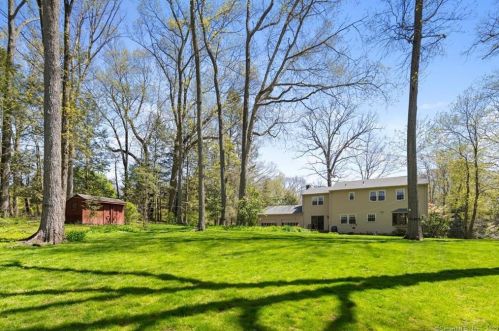 118 Deepwood Ln, Northford, CT 06472-1057