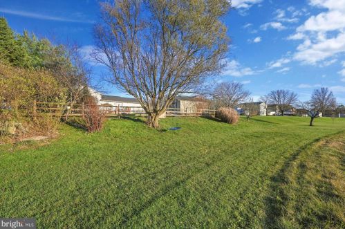 60 Aspen Dr, Mount Joy PA  17552-9512 exterior