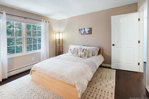 20 Narragansett Trl, Sandy Hook CT 06482-1147 exterior