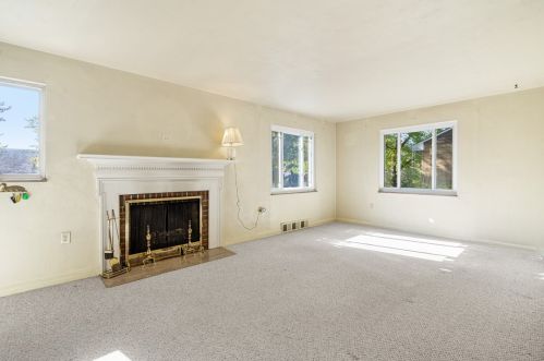 1512 Worcester Dr, Pittsburgh, PA 15243-1568