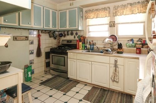 29 Berkeley Pl, Bloomfield, NJ 07003-7802