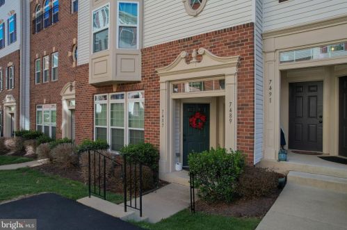 7489 Brunson Cir, Gainesville, VA 20155-4908