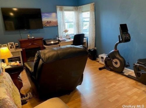 406 Old Farmingdale Rd, Babylon NY  11704-6424 exterior