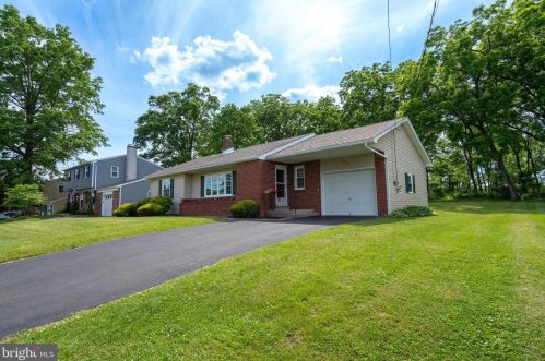 121 9th St, Coopersburg, PA 18036-1922