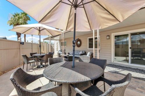 70 Santa Monica St, Palm Springs CA  92264-5257 exterior