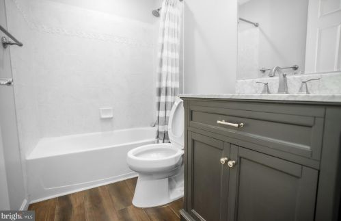 1812 Nathan Dr, Riverton NJ  08077-1556 exterior