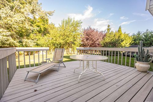 12 Beach Manor Ct, West Islip, NY 11795-4935