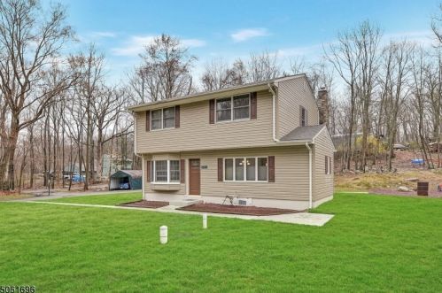 62 Magee Rd, Skyline Lakes, NJ 07456-1107