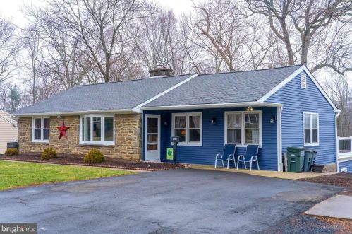 960 Maple Dr, Southampton, PA 18966-4208